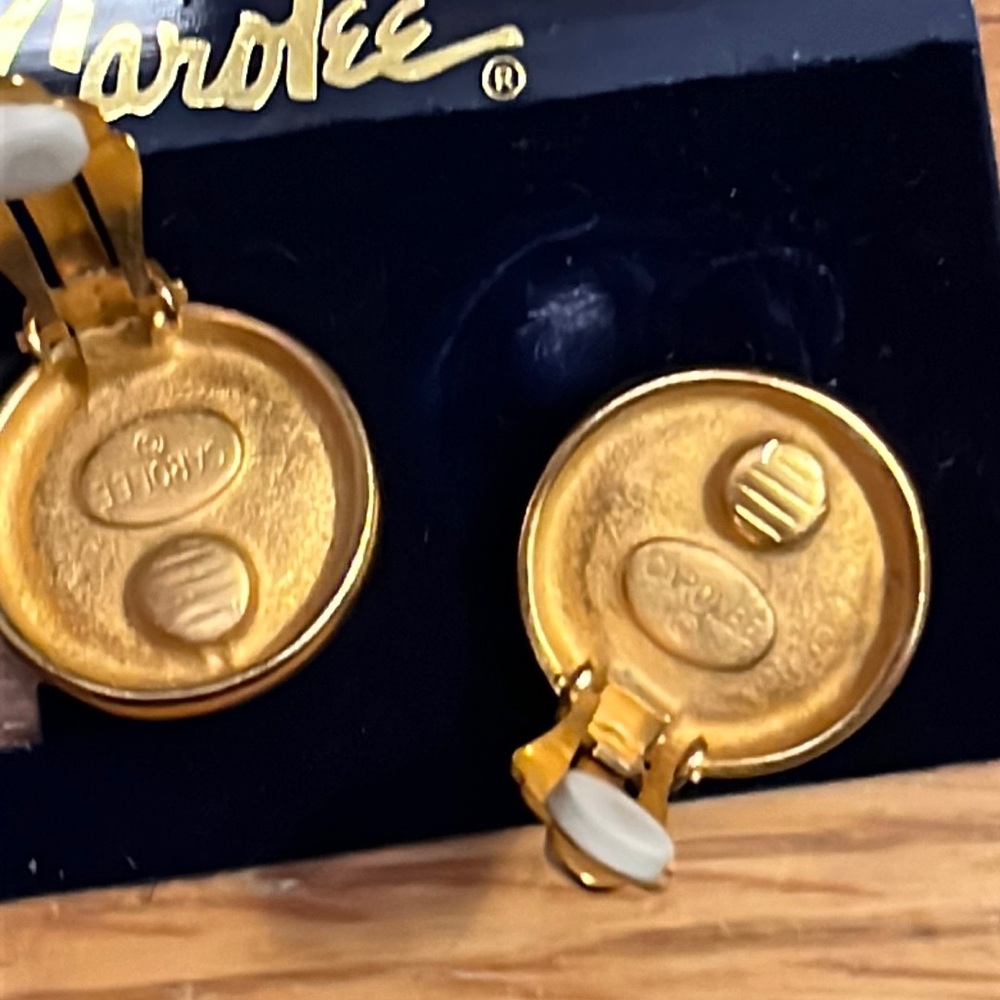 Carolee Gold Tone Textured Twist Dome Button Earrings RARE Clip On NEW ON CARD - Picture 2 of 6